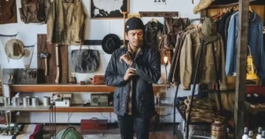 How to dress Vintage - Man i ´n a vintage shop