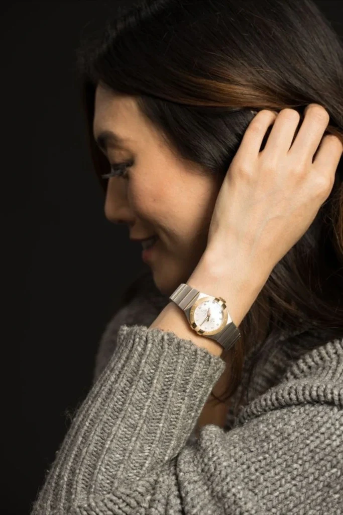 Omega Constellation Quartz on a woman with a gray pullover
