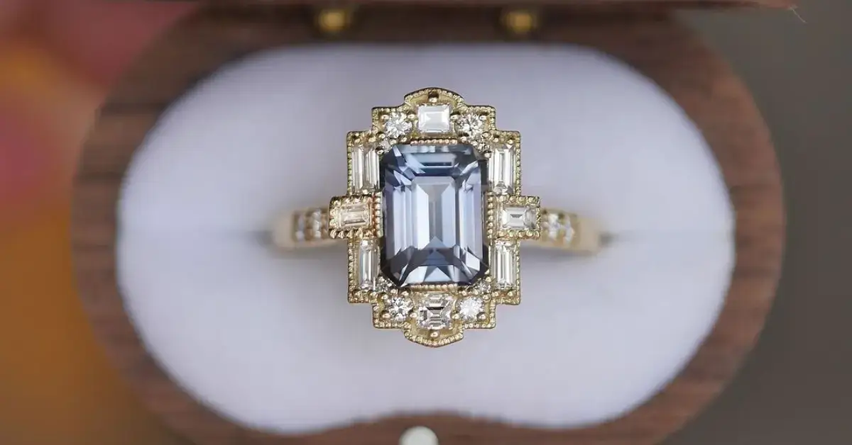 Vintage-Engagement-Rings with blue saphire and gold frame